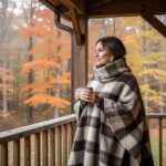 Pourquoi la cape façon plaid est le choix idéal pour un hiver cocooning et tendance ?